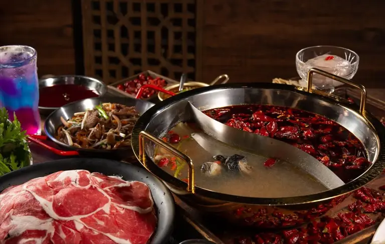 为啥吃西餐一块牛排就能顶饱，吃中国火锅一盘牛肉都不够吃？有啥科学解释？