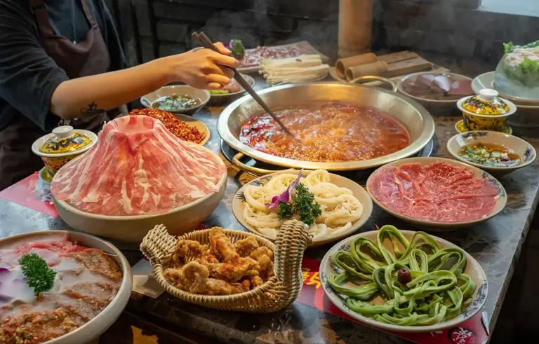 为啥吃西餐一块牛排就能顶饱，吃中国火锅一盘牛肉都不够吃？有啥科学解释？