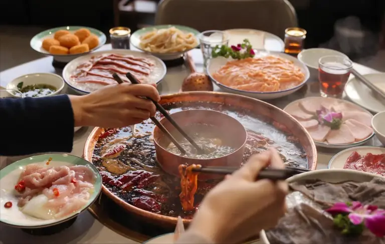 为啥吃西餐一块牛排就能顶饱，吃中国火锅一盘牛肉都不够吃？有啥科学解释？