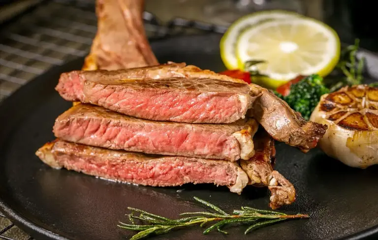 为啥吃西餐一块牛排就能顶饱，吃中国火锅一盘牛肉都不够吃？有啥科学解释？