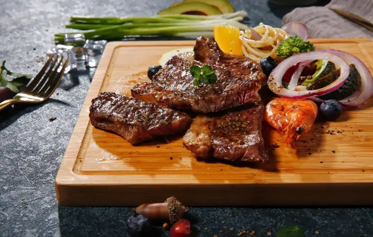 为啥吃西餐一块牛排就能顶饱，吃中国火锅一盘牛肉都不够吃？有啥科学解释？