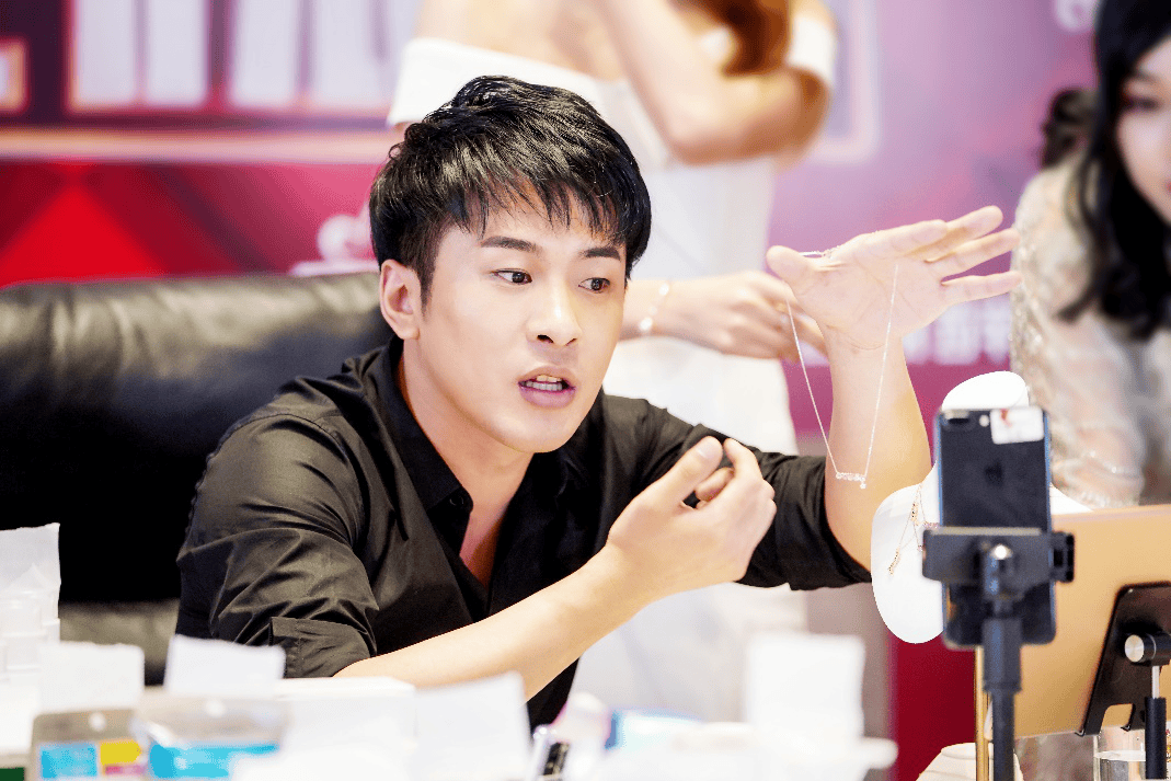 业内暗示辛巴确实出事，过段时间就会公布，员工也称团队遇到麻烦