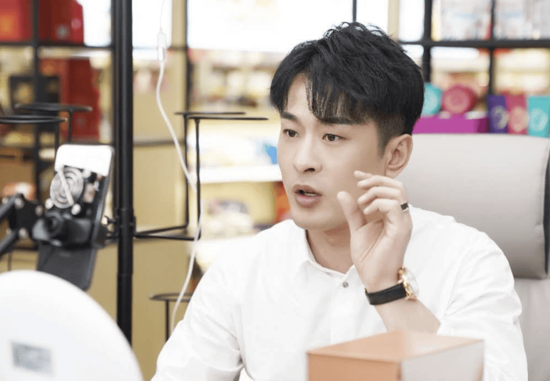 近日，有营销号爆料称主播辛巴（辛有志）被有关部门带走调查，随后更是前往香港，在香港滞留，针对营销号的说法，辛选客服表示消息不实，但仍引来不少网友质疑。   根据之前营销号的说法，辛巴之所以会被带走调查，疑似是因为售卖致癌卫生巾一事，并且