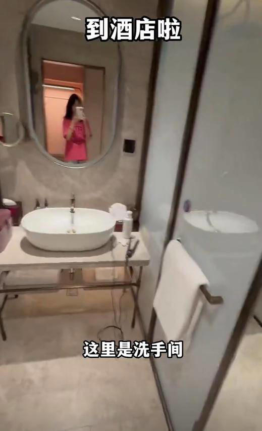 陆毅开120万车送女儿出国读夏校，17岁贝儿一人住酒店害怕反锁门