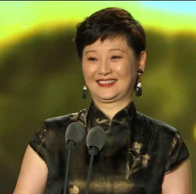 徐帆近照曝光，58岁皮松肉垮不敢相认，跟农村老太太一样