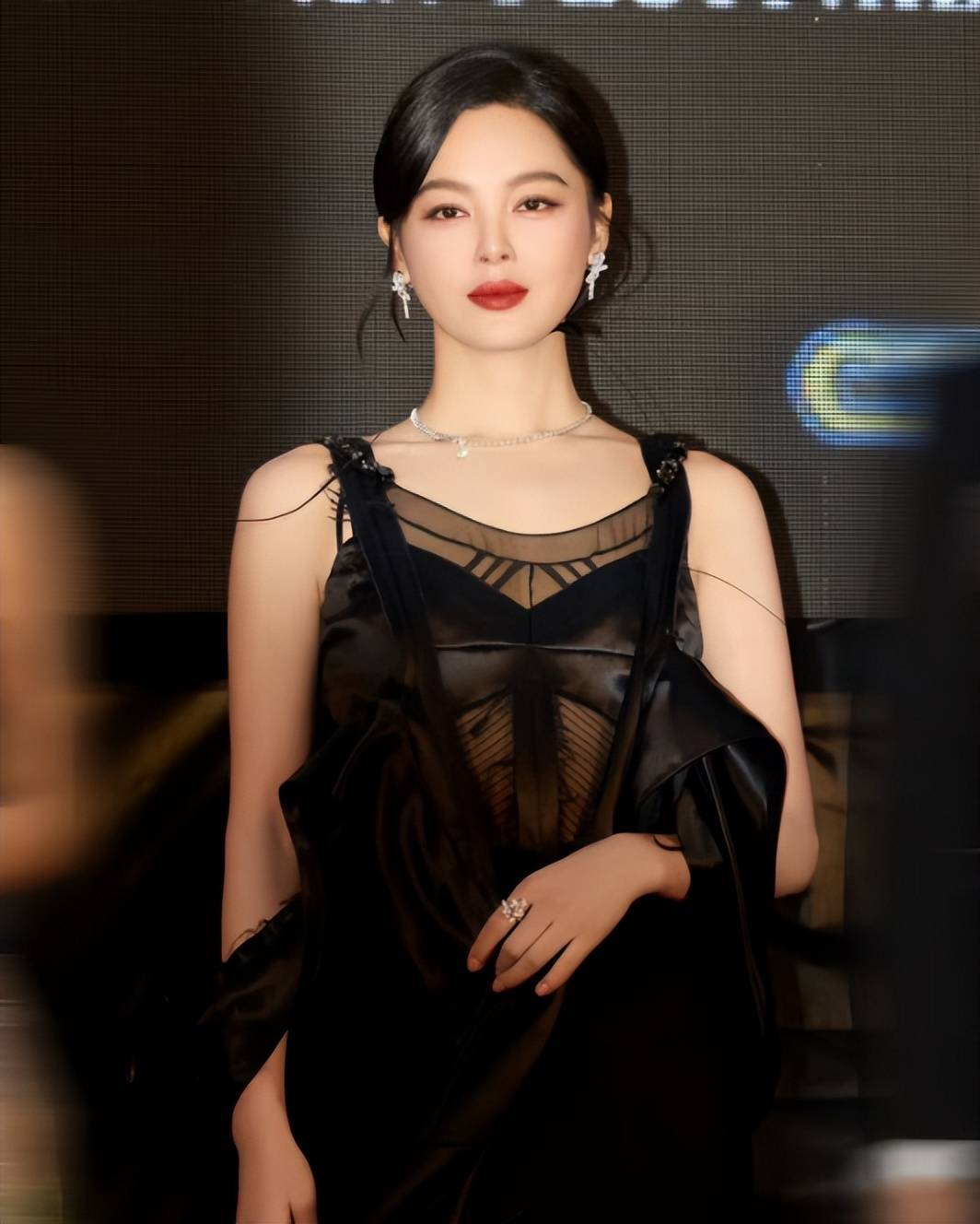 曝辛芷蕾翟天临分手原因，男方无缝衔接新欢，辛芷蕾情伤后冲事业