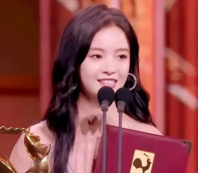 封面站位暴露地位：杨幂靠边站，赵丽颖上不了桌，C位令人意外