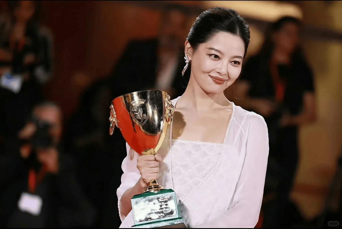 演艺圈好久没这么热闹了！辛芷蕾喜提威尼斯影后，舆论立即围绕辛芷蕾聚焦讨论。让人没想到是，辛芷蕾和虞书欣这两个看起来毫无交集的人，竟被扒出也有过一段“旧怨”。 据悉，在今年的某场盛典活动现场，虞书欣在明星交换礼物环节，抽到了辛芷蕾准备