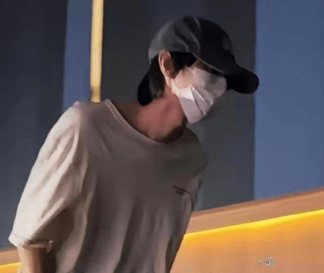 王俊凯现身电影首映礼，“纸片人”身材引热议，网友直呼：怎么瘦成这样了？