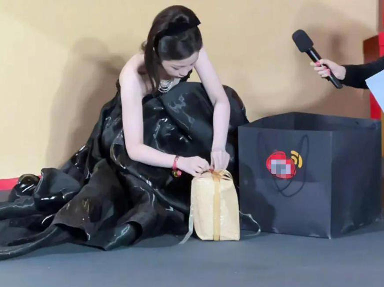 虞书欣又惹争议！活动看不上辛芷蕾礼物，搞区别对待被怒斥势利