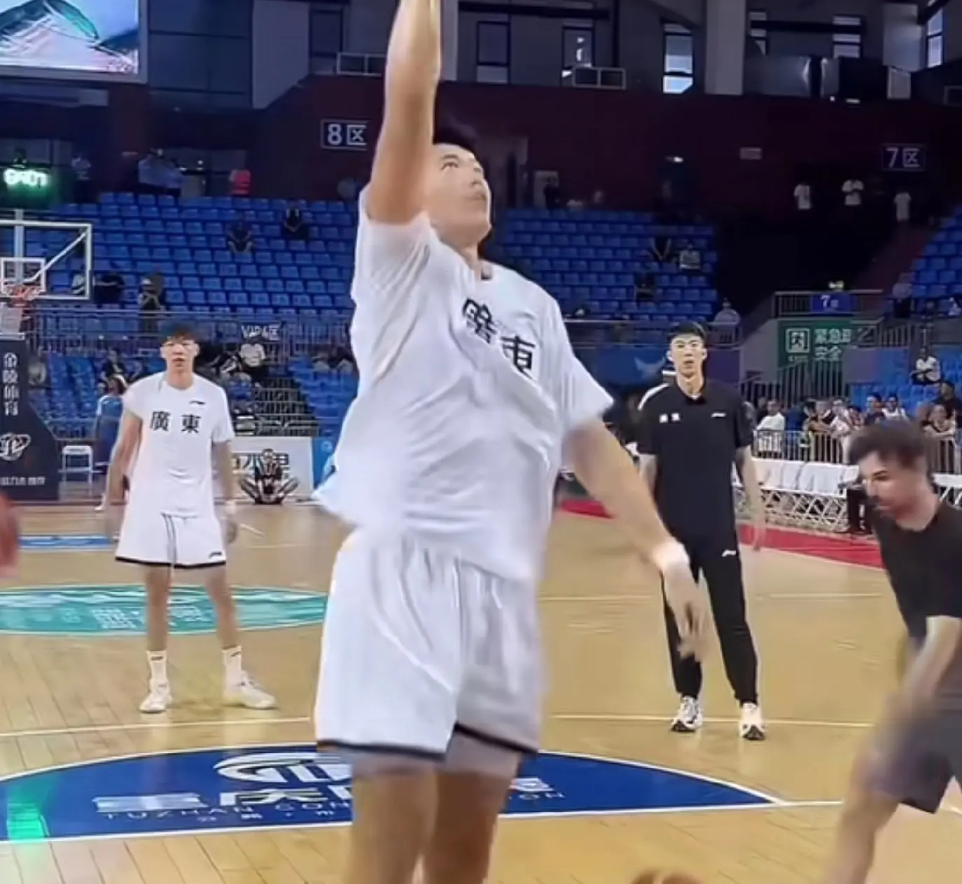 杜锋谨慎！焦泊乔投篮训练未登场，徐杰砍24分，4号位新星进化！