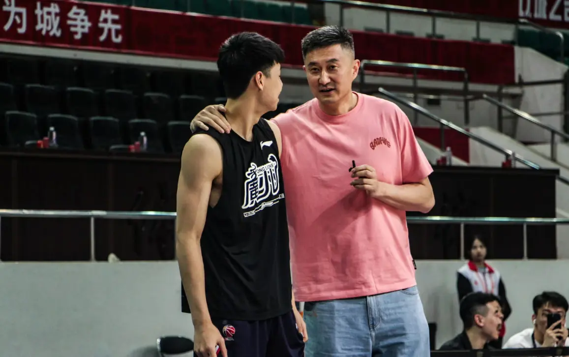广东男篮12分大败！焦泊乔正式亮相，徐杰24分，杜锋遭遇质疑