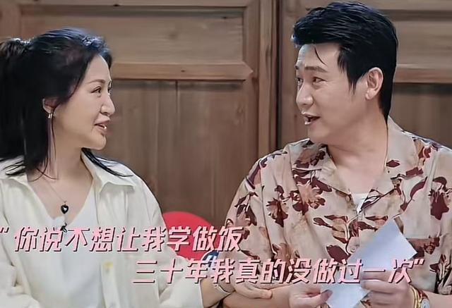 陆毅自曝结婚30年妻子都没做过饭，当镜头拉近鲍蕾的手部，真实了