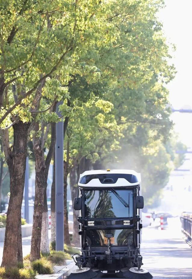 无人清扫机器人横扫三城，拿下路权牌照，环卫未来要变天？