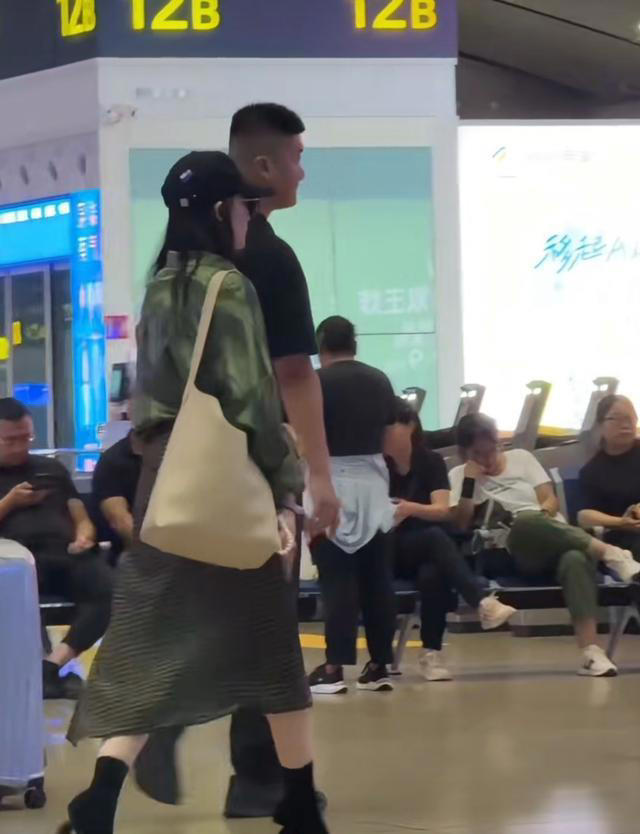 刘亦菲低调回京，告别丑私服打扮超时髦，粉丝：有新工作了？