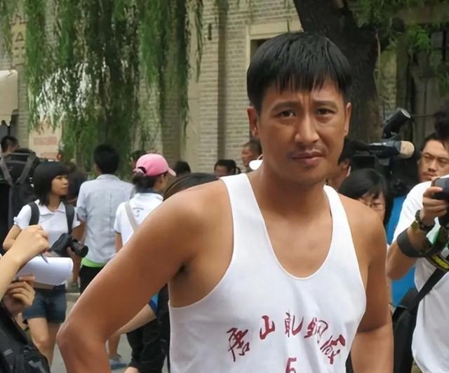 张国强：被前妻嫌穷，40岁二婚带子娶郭京飞前任，如今苦尽甘来