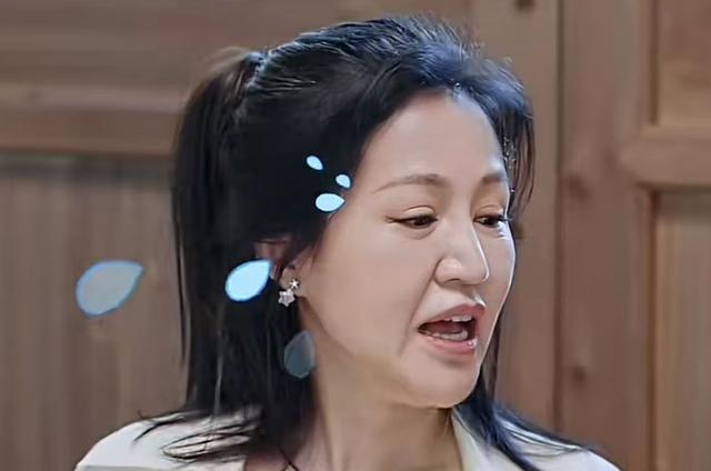 陆毅自曝结婚30年妻子都没做过饭，当镜头拉近鲍蕾的手部，真实了