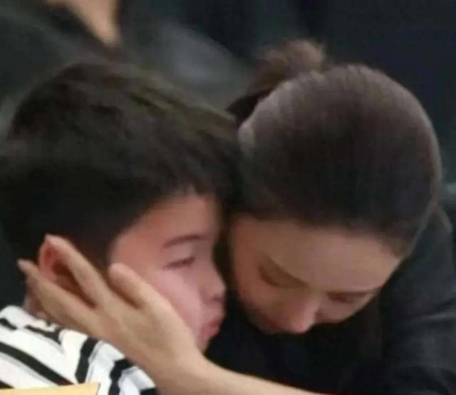 佟丽娅也没想到，自己辛苦养大的儿子，如今却给前夫陈思诚争了光