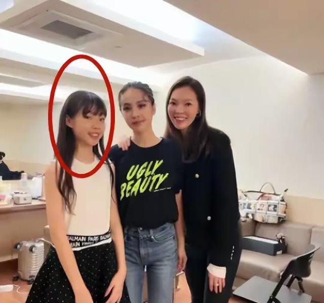 郭台铭一家外出！牵手娇妻秀恩爱，老年斑明显，大女儿打6个耳洞