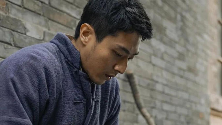 《归队》最惨角色：戏内灰头土脸大黄牙，戏外又高又帅