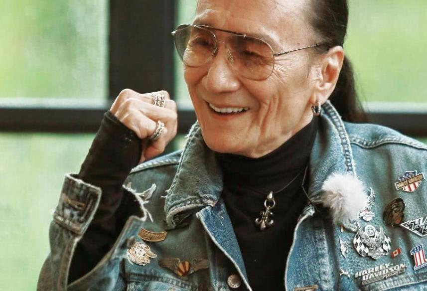 89岁谢贤近照曝光！行动迟缓靠人照料，与谢霆锋狄波拉同框画面温馨