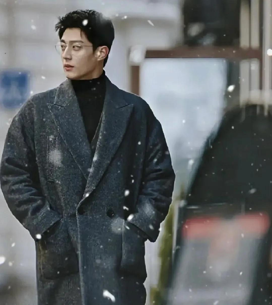 《归队》最惨角色：戏内灰头土脸大黄牙，戏外又高又帅