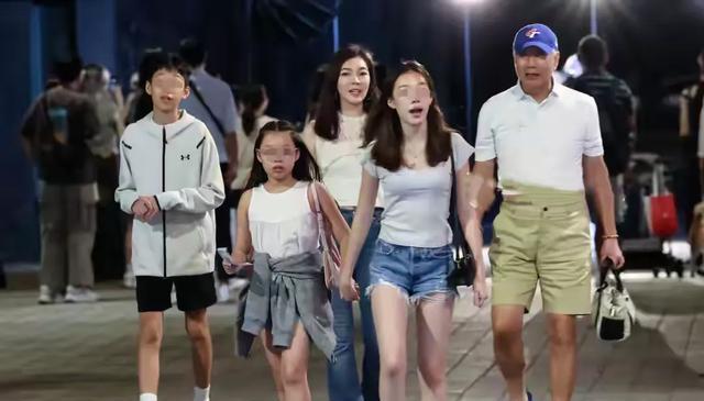 郭台铭一家外出！牵手娇妻秀恩爱，老年斑明显，大女儿打6个耳洞