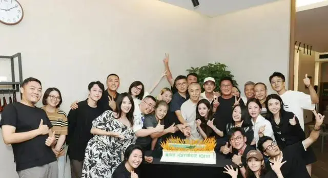 《生万物》庆功盛典热闹，迟蓬气质惊艳观众，杨幂表现引热议