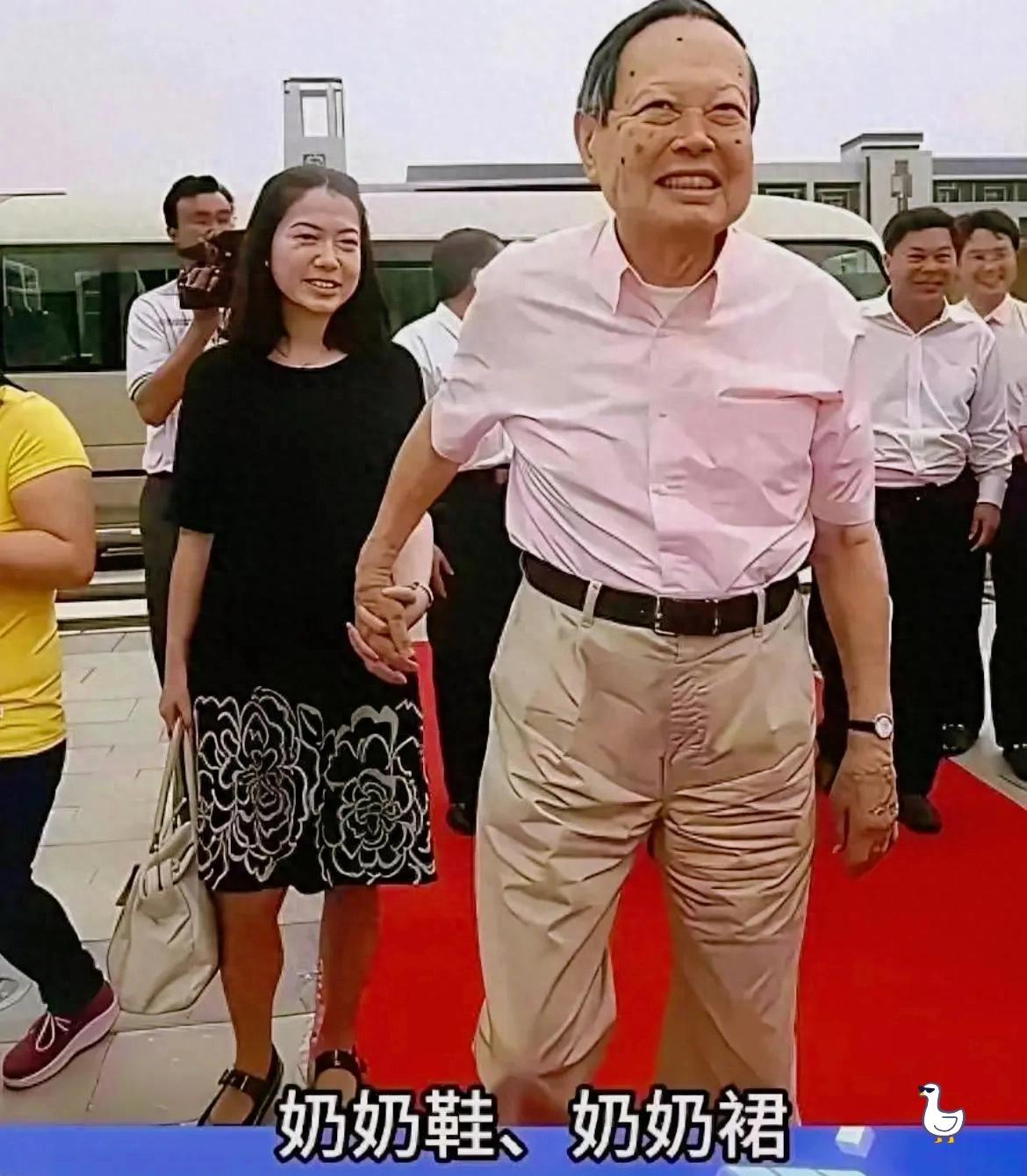 翁帆的“奶奶裙”最近在网络上引起了不少讨论。一条看似普通的裙子，竟然成了大家关注的热点。她穿着宽松的长裙，神情中带着些许疲惫，但整个人依然显得特别有气质。时光在她身上悄悄留下了印记，但她并没有刻意去遮掩，反而更显出一种淡定的魅力。 这条