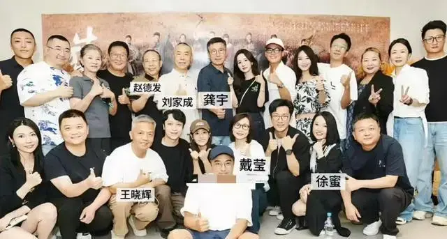 《生万物》庆功盛典热闹，迟蓬气质惊艳观众，杨幂表现引热议