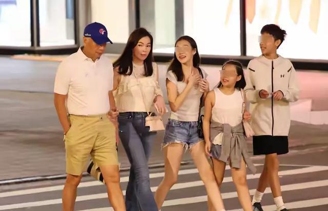 郭台铭一家外出！牵手娇妻秀恩爱，老年斑明显，大女儿打6个耳洞
