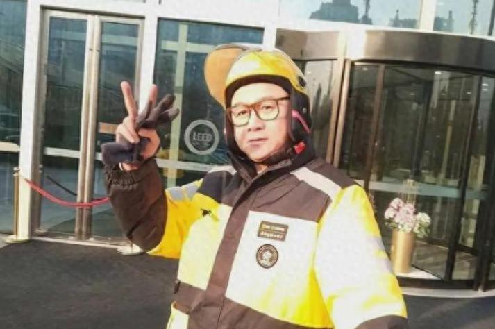 他曾是最成功的“虚竹”，今成外卖骑手！高虎息影10年后街头谋生