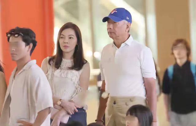 郭台铭一家外出！牵手娇妻秀恩爱，老年斑明显，大女儿打6个耳洞