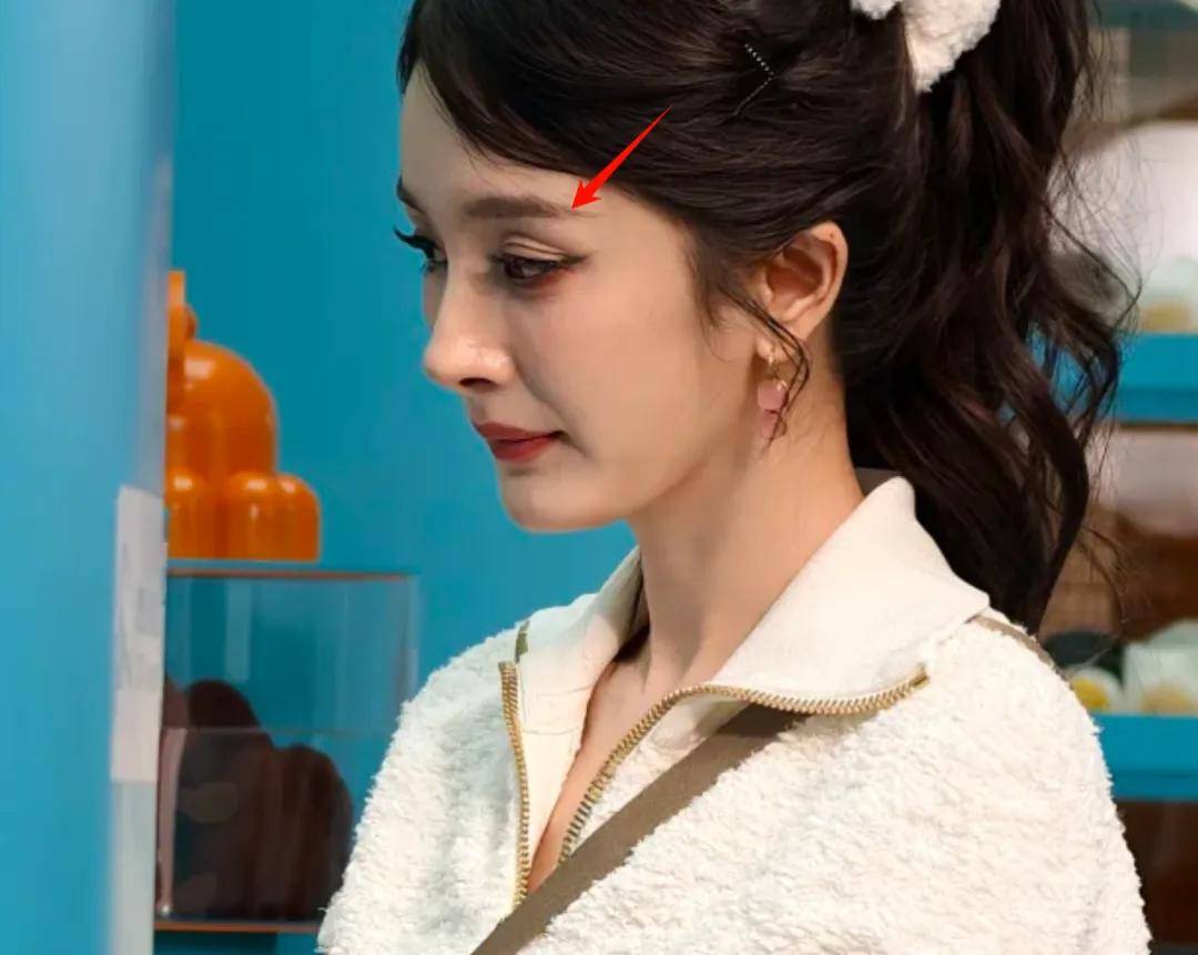 杨幂卖萌翻车！生图疲态尽显，38岁还拼少女感和辛芷蕾差距明显