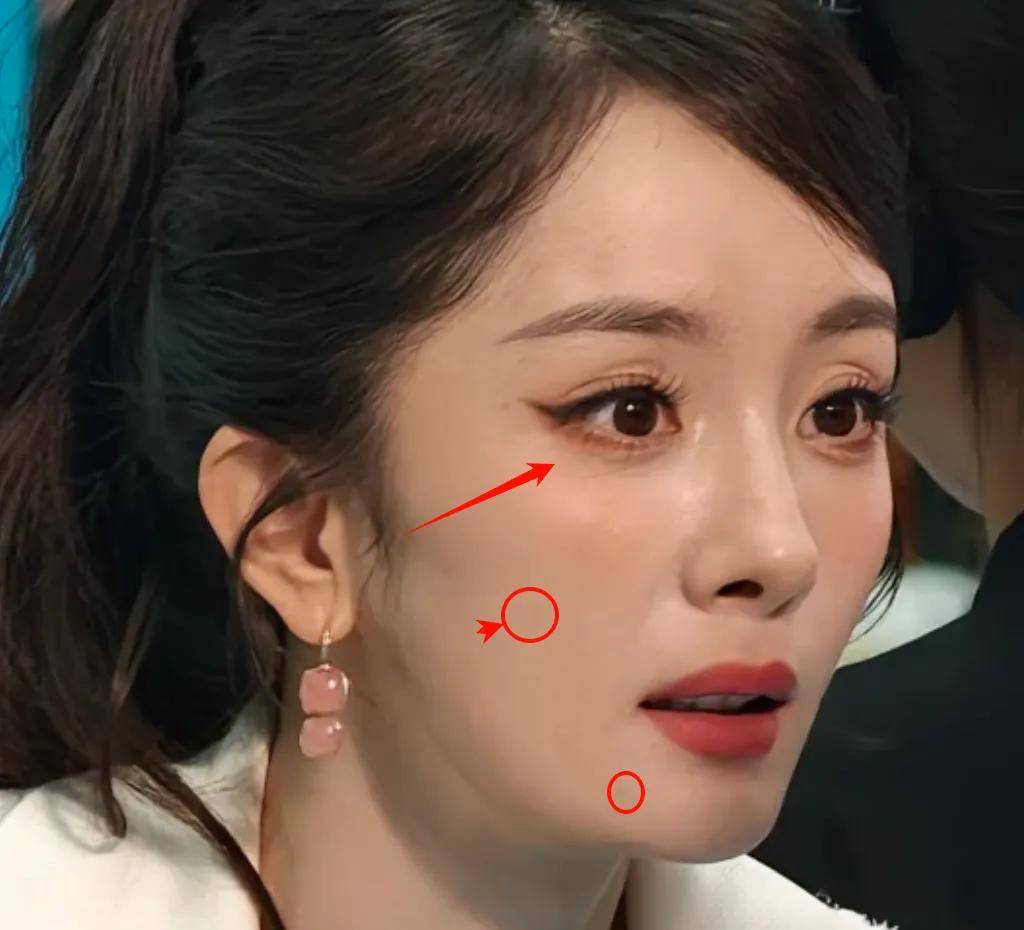 杨幂卖萌翻车！生图疲态尽显，38岁还拼少女感和辛芷蕾差距明显