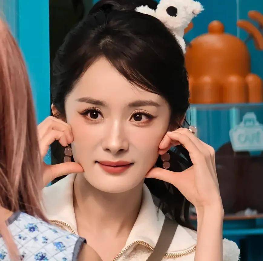 杨幂卖萌翻车！生图疲态尽显，38岁还拼少女感和辛芷蕾差距明显