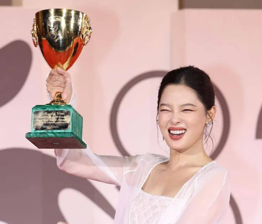 杨幂卖萌翻车！生图疲态尽显，38岁还拼少女感和辛芷蕾差距明显