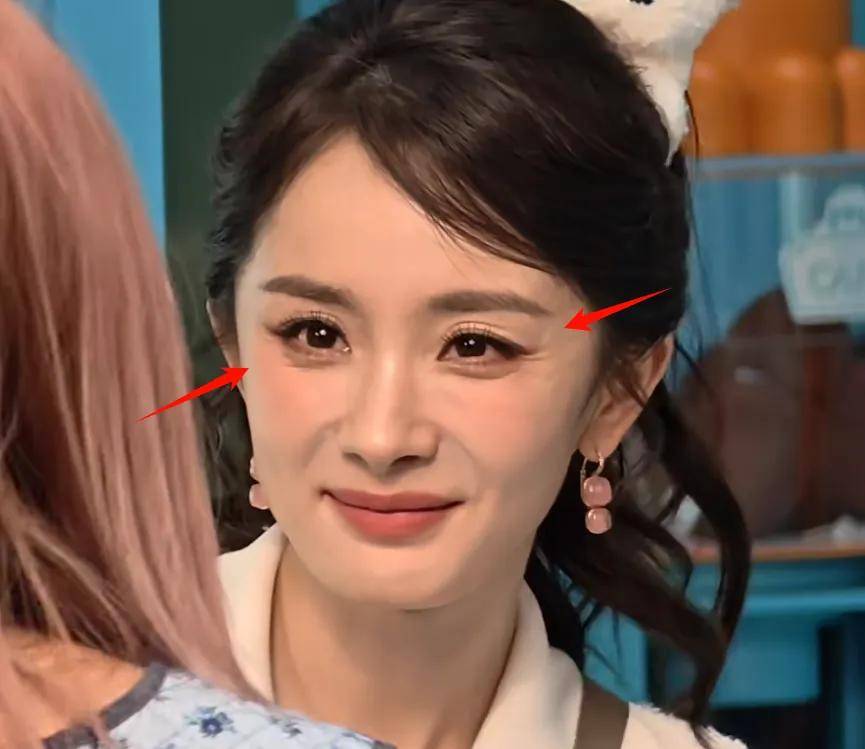 杨幂卖萌翻车！生图疲态尽显，38岁还拼少女感和辛芷蕾差距明显