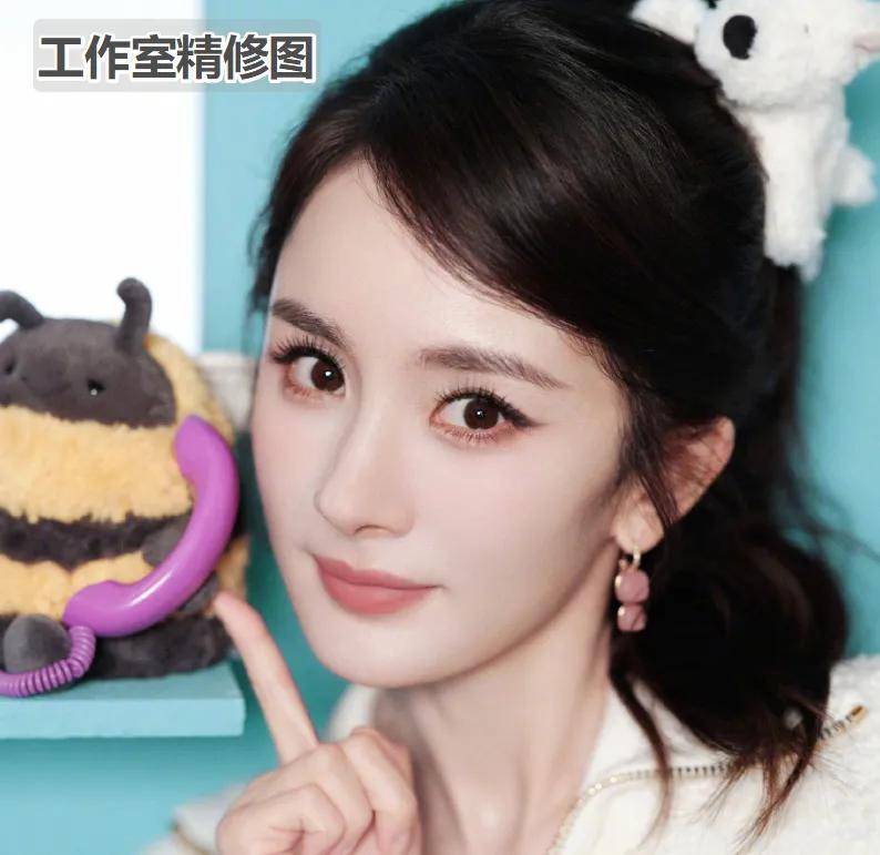 杨幂卖萌翻车！生图疲态尽显，38岁还拼少女感和辛芷蕾差距明显