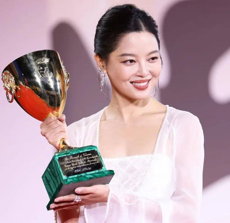 杨幂卖萌翻车！生图疲态尽显，38岁还拼少女感和辛芷蕾差距明显