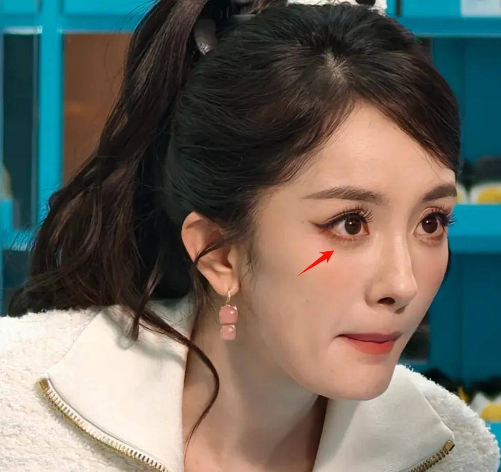 杨幂卖萌翻车！生图疲态尽显，38岁还拼少女感和辛芷蕾差距明显