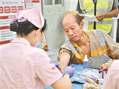 环卫工人收到“健康礼包”