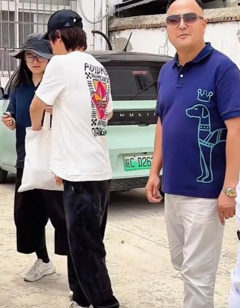 解晓东现状：定居安徽，陪九旬父亲安度晚年，57岁还出席商演赚钱