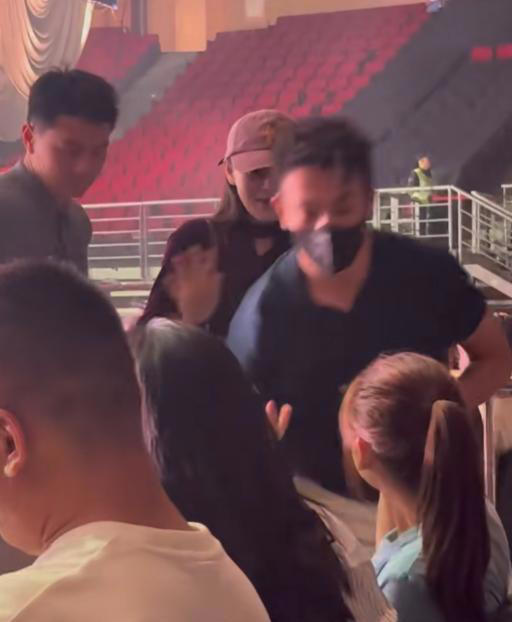 张馨予带何捷看演唱会，两人腻歪的模样被偷拍，真当别人不存在？