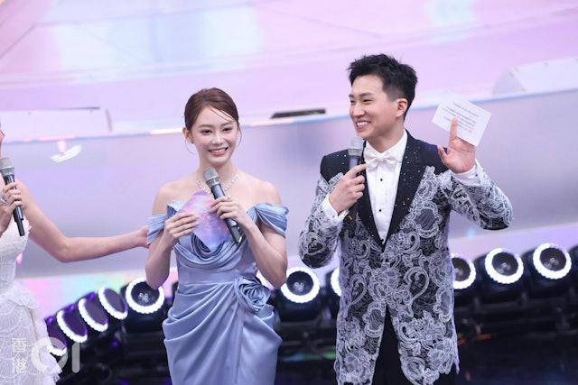 TVB力捧女星炮轰“黑粉”，否认整容，晒18岁美照力证纯天然