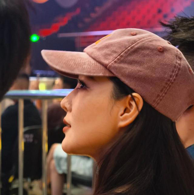 张馨予带何捷看演唱会，两人腻歪的模样被偷拍，真当别人不存在？