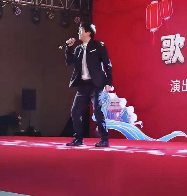 解晓东现状：定居安徽，陪九旬父亲安度晚年，57岁还出席商演赚钱