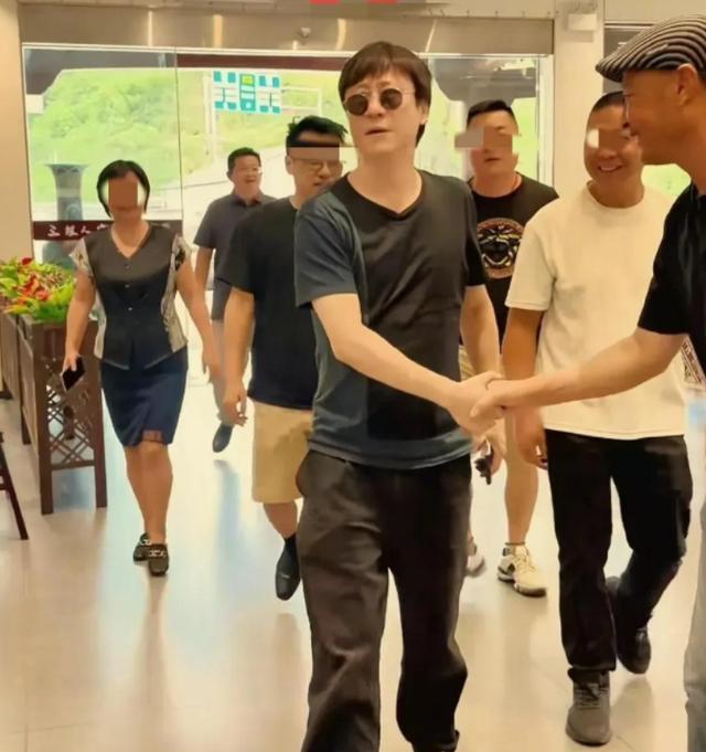 解晓东现状：定居安徽，陪九旬父亲安度晚年，57岁还出席商演赚钱