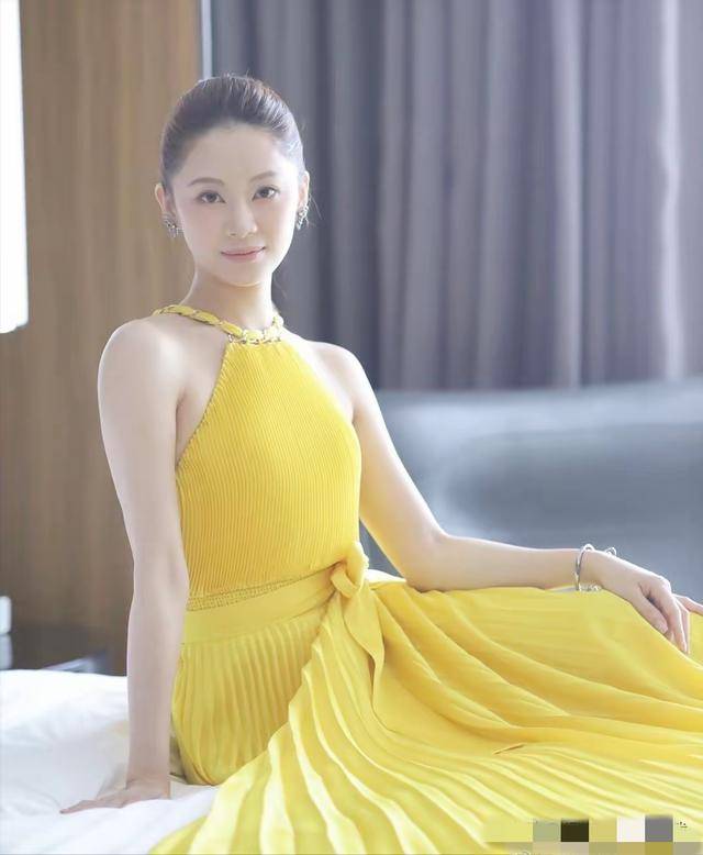 TVB力捧女星炮轰“黑粉”，否认整容，晒18岁美照力证纯天然