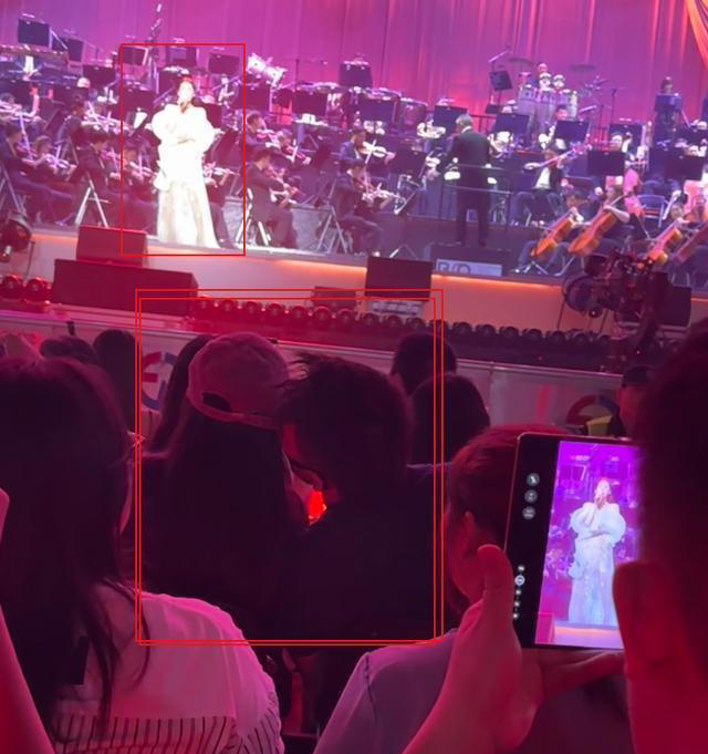 张馨予带何捷看演唱会，两人腻歪的模样被偷拍，真当别人不存在？